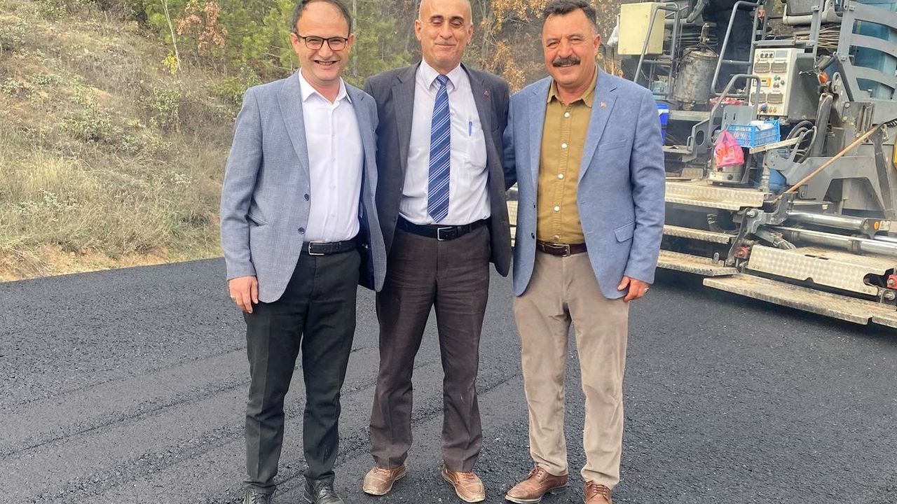 Hisarcık Kaymakamı Erkan Atam, Alınören-Kızılçukur grup yolu asfaltı ve Halifeler-Alınören yol genişletmesini inceledi