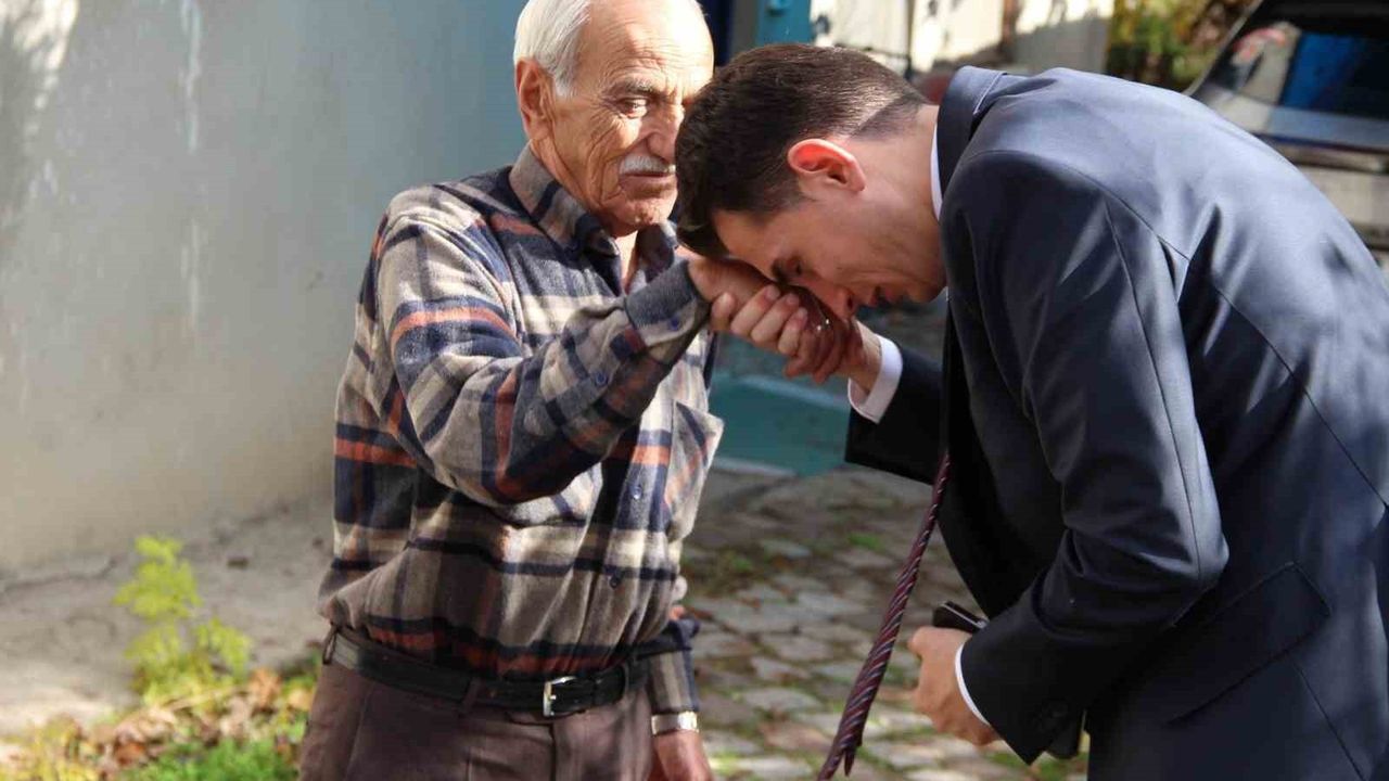 Hisarcık Kaymakamı Erkan Atam, şehit Yüksel Arık’ın mezarını ve ailesini ziyaret etti