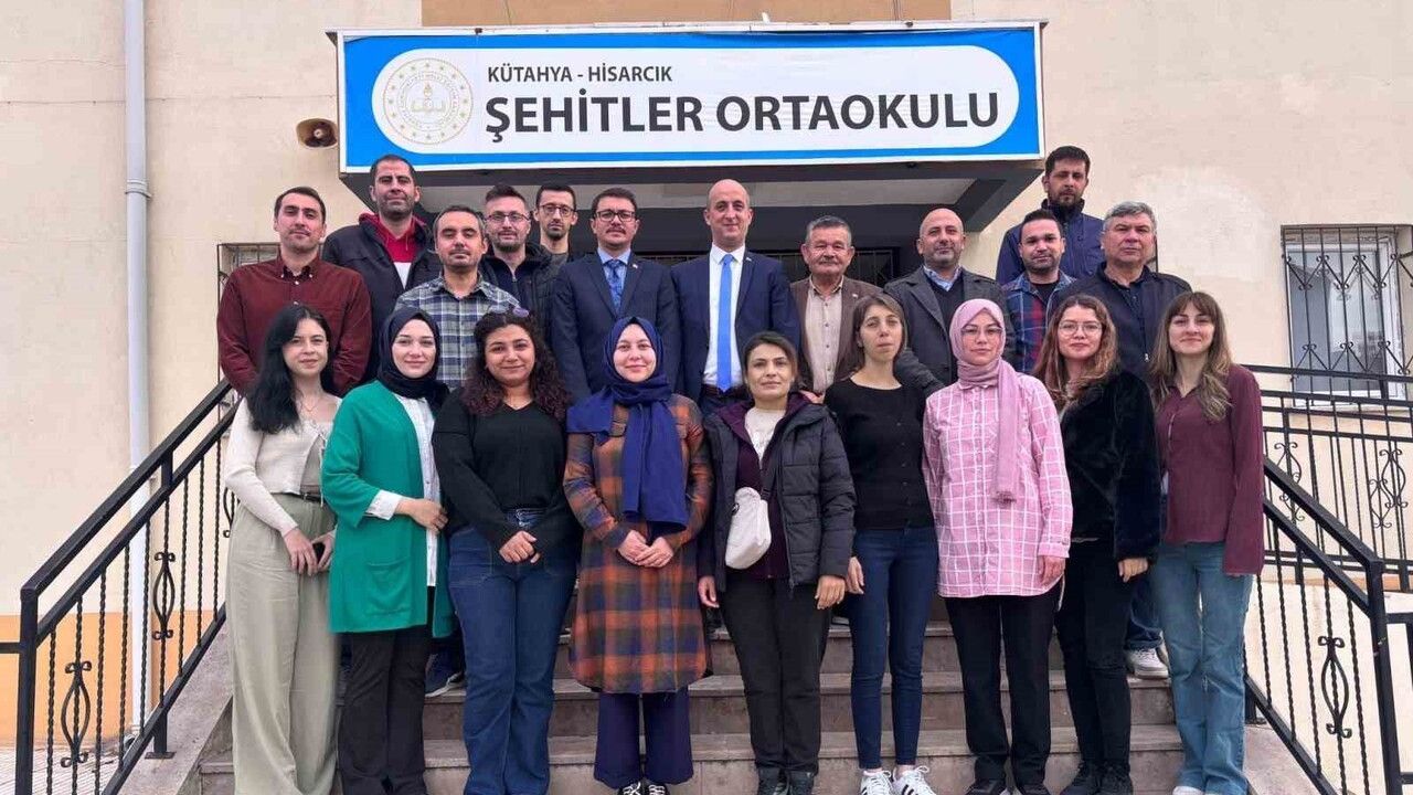 Hisarcık’ta 24 Kasım Öğretmenler Günü’nde öğretmenlere Türk bayrağı rozeti takdim edildi