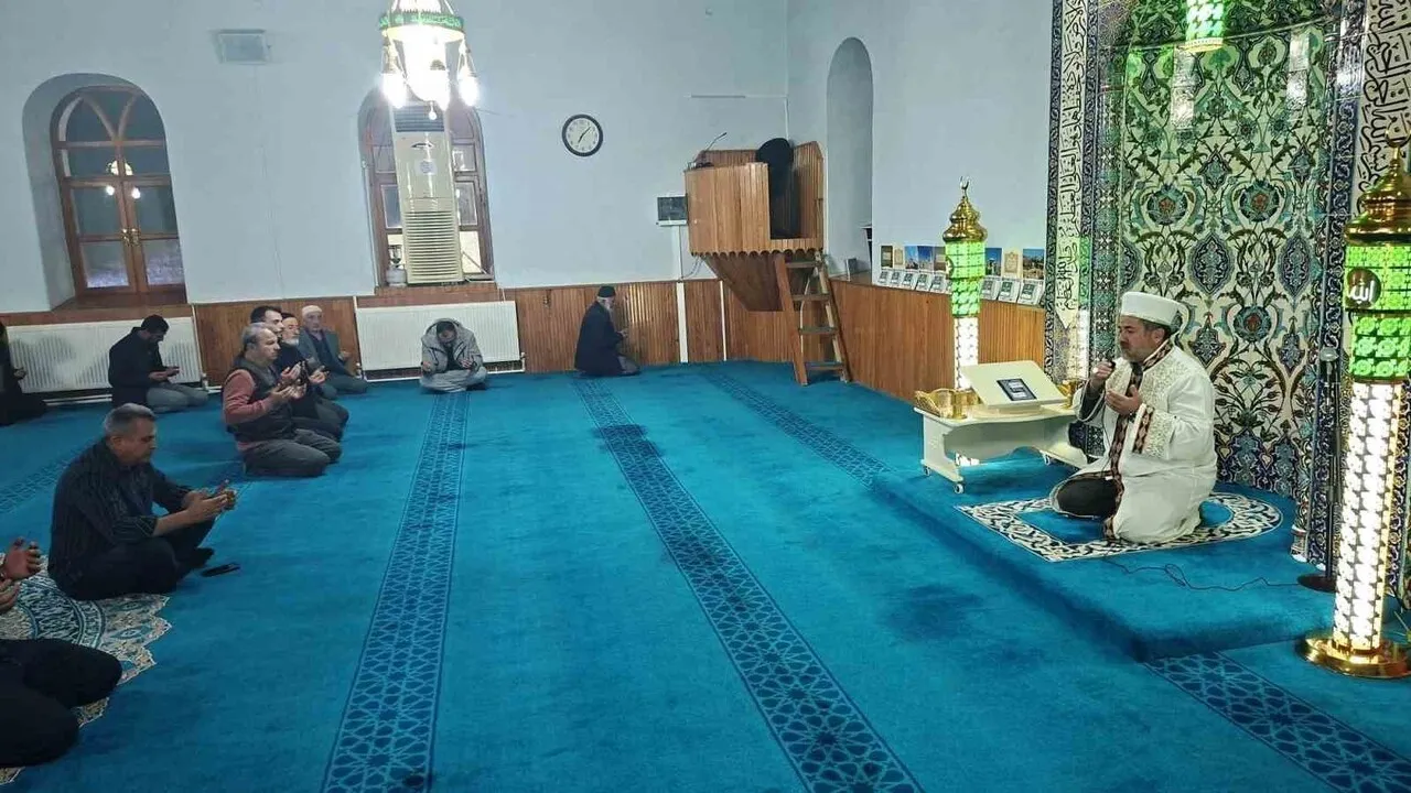 Hisarcık’ta 24 Kasım Öğretmenler Günü’nde şehit ve vefat eden öğretmenler için mevlit okutuldu