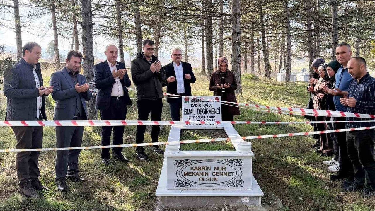 Hisarcık’ta öğretmenler, merhum Müdür İsmail Değirmenci’yi kabri başında andı