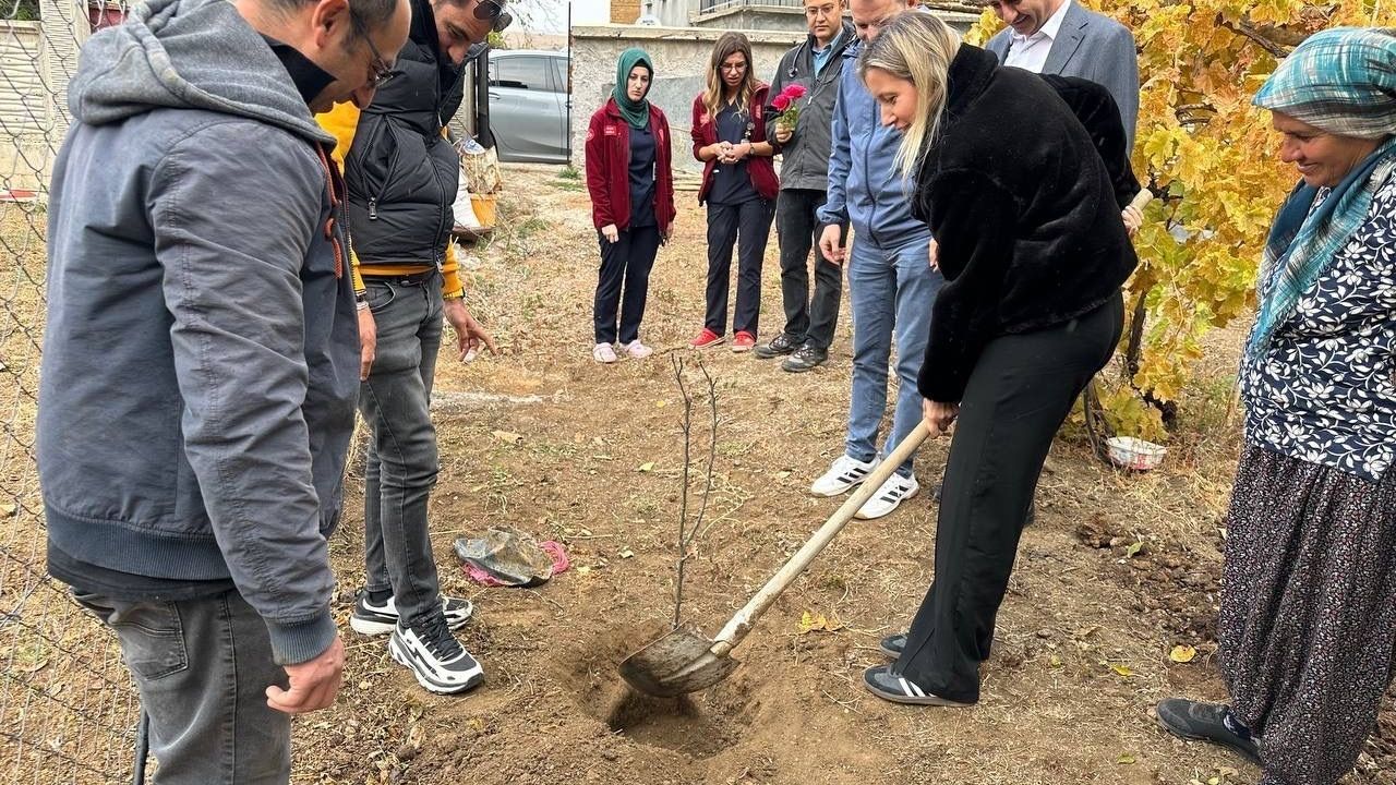 Hüyük’te evde sağlık hizmeti alan yaşlılar adına fidan dikildi