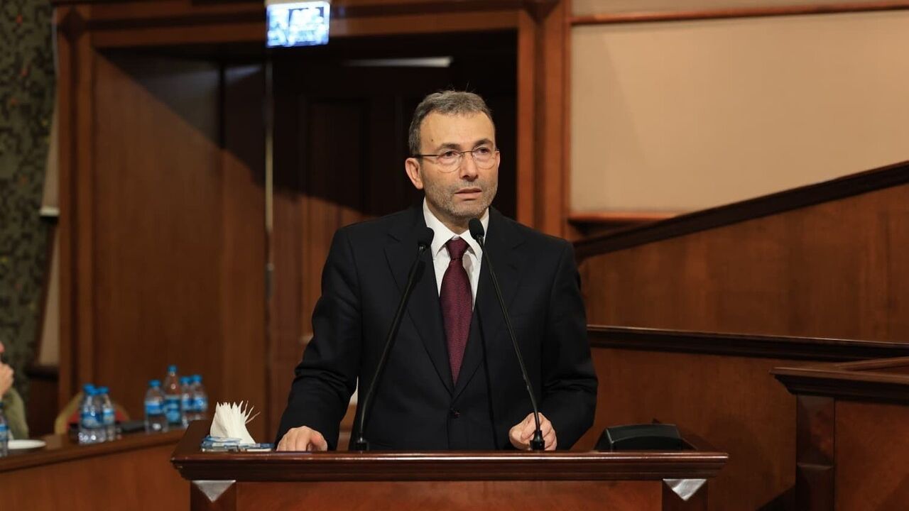 İBB Meclisi’nde mikrofon gerilimi: Ahmet Cin’in İmamoğlu eleştirisi üzerine oturuma ara verildi