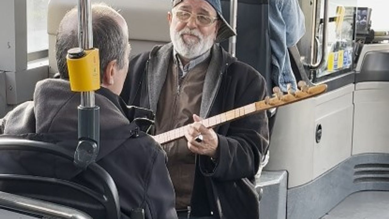 İETT 48-A hattında yolcu türkü molası: Kemerburgaz-Arnavutköy seferinde renkli anlar