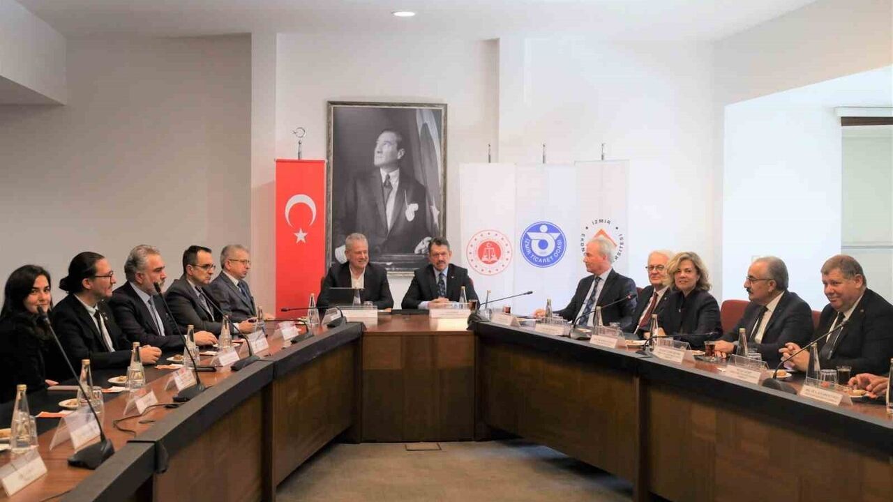 İEÜ'de Ege Bölgesi'nin İlk 'Aile Mahkemeleri Hukuk Kliniği'ni Tamamlayan 15 Genç Hukukçu Sertifikalarını Aldı