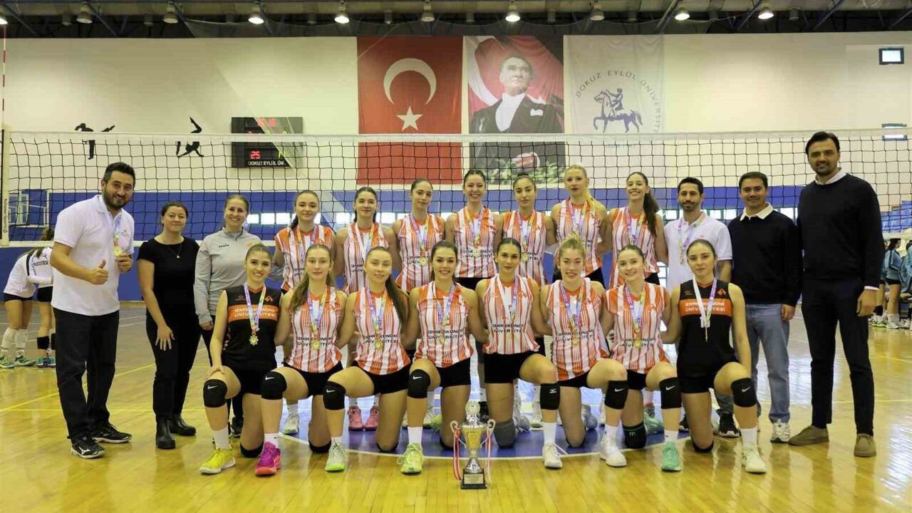 İEÜ Kadın Voleybol Takımı, İzmir Bölge Şampiyonası'nı set vermeden kazandı