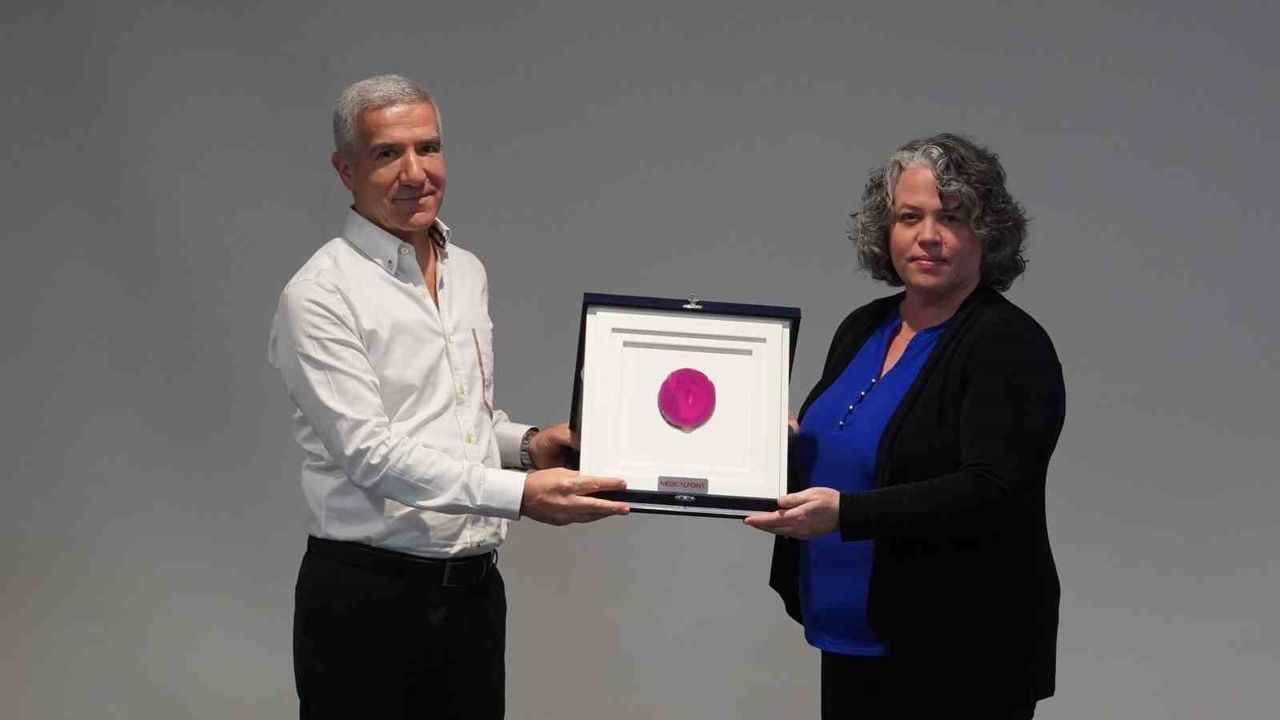İEÜ Medical Point Hastanesi ile Stanford Üniversitesi arasında bilimsel iş birliği