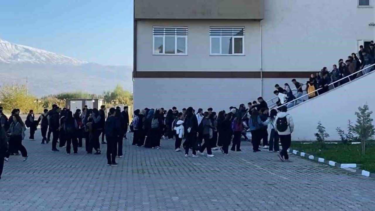 Iğdır Anadolu Lisesi'nde eli sopalı grup okul binasına girip bir öğrenci yaralandı