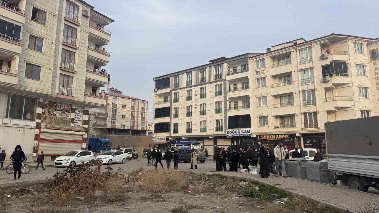 Iğdır'da İki Aile Arasında Sokak Ortasında Silahlı Kavga: Polis Uyarı Ateşi Açtı