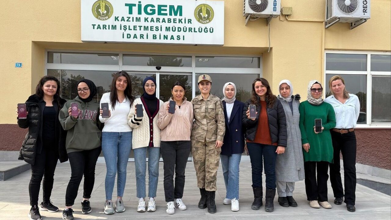 Iğdır Jandarması 'Kadına El Kalkamaz' eğitimiyle TİGEM personeli ve Taşburun sakinlerini bilgilendirdi