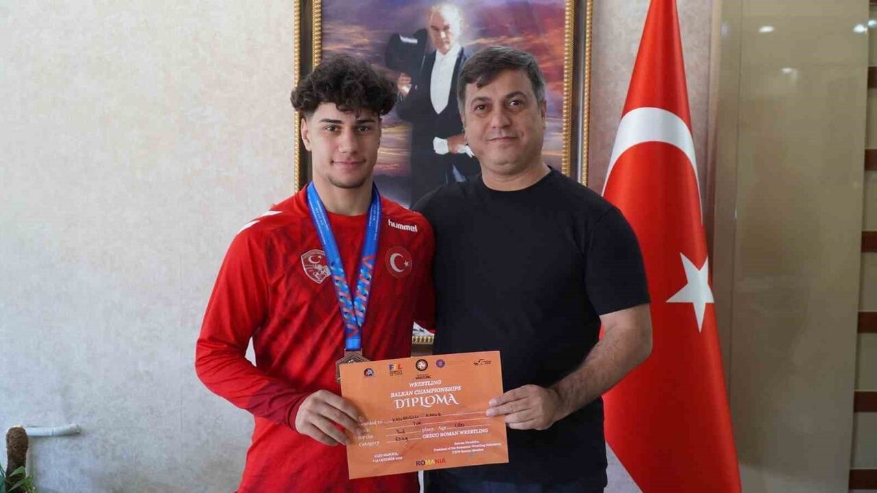 İl Müdürü Yunus Öztürk, U20 Grekoromen Balkan Şampiyonası'nda bronz madalya kazanan Kadir Kadıroğlu'nu tebrik etti
