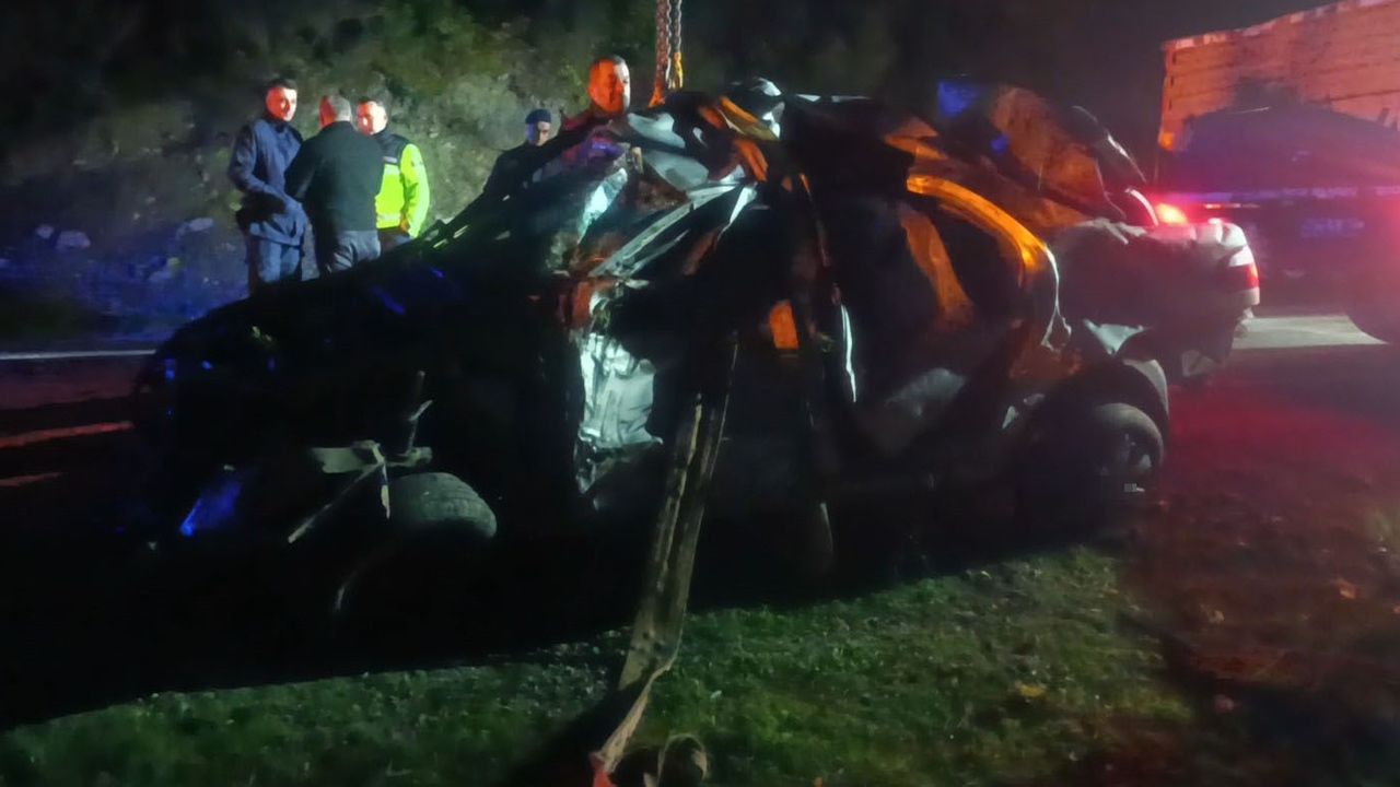 İnebolu'da kayıp imamın cesedinin bulunduğu araç yaklaşık 100 metrelik uçurumdan çıkarıldı