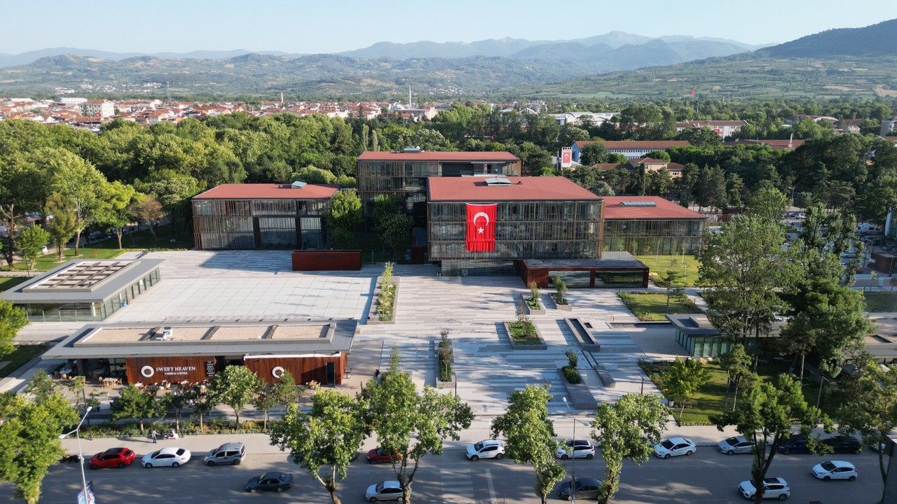 İnegöl Belediyesi 1000 üniversite öğrencisinin hesabına ilk 3 bin TL’lik eğitim desteğini yatırdı