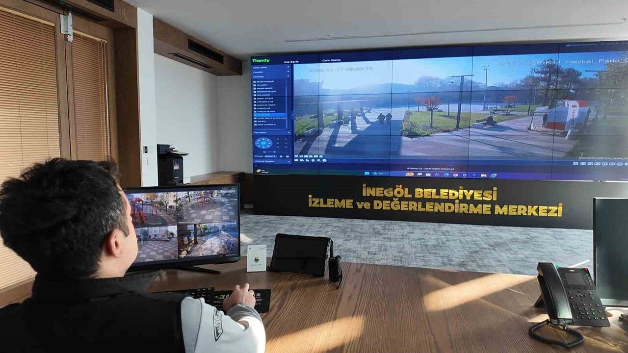 İnegöl Belediyesi, çevre kirliliği yapan gençlere temizlik yaptırdı ve Kabahatler Kanunu ile ceza uyguladı