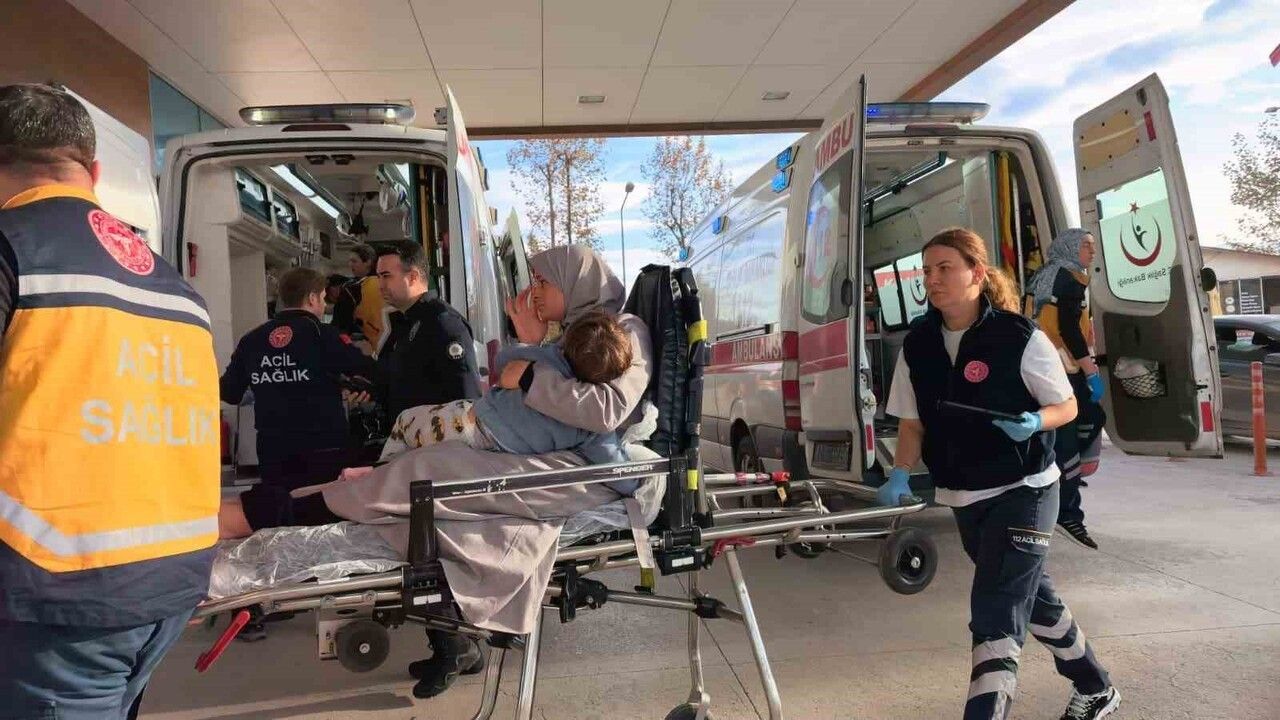 İnegöl'de 3. kattaki balkondan düşen 2 yaşındaki çocuk yaralandı