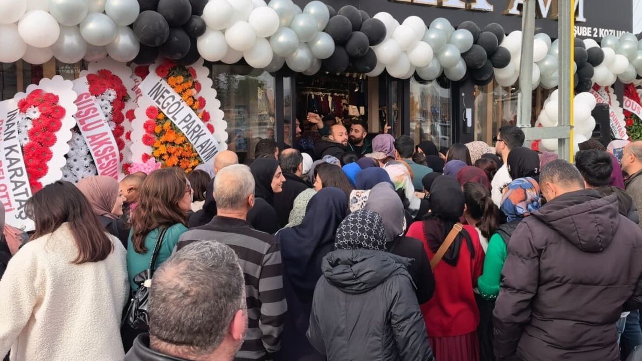 İnegöl'de açılışa özel 10 TL kampanyası yoğun ilgi çekti