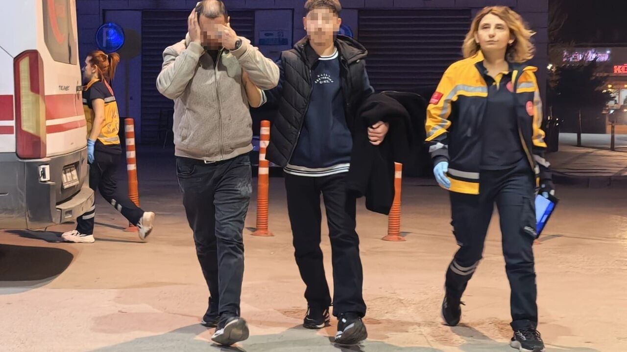 İnegöl'de alkol alan kişinin düşüşü sonucu sağ kulağı kopma noktasına geldi