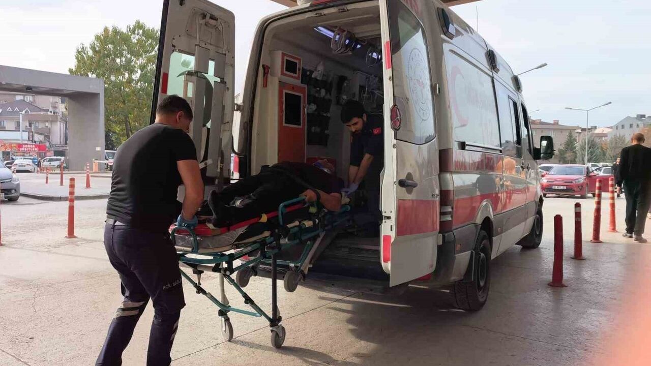 İnegöl'de damperi kaldıran kamyon devrildi: sürücü yaralandı