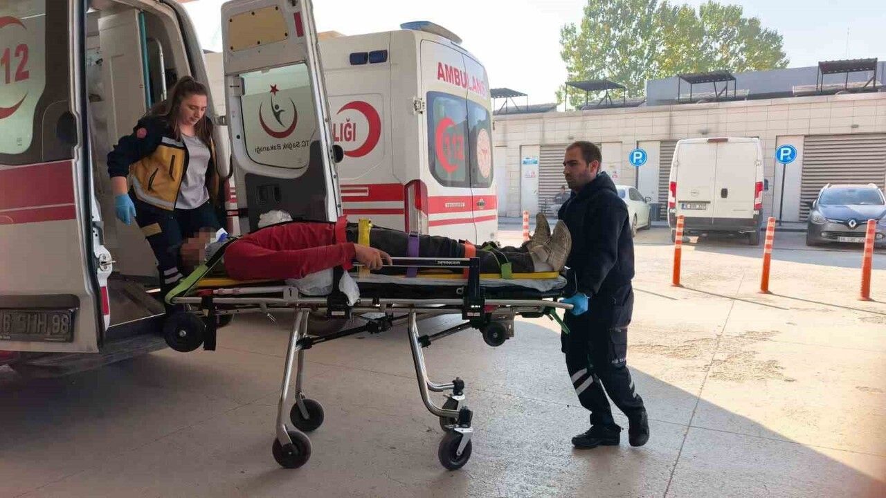 İnegöl'de geri dönüşüm yüklü tır devrildi: sürücü yaralandı