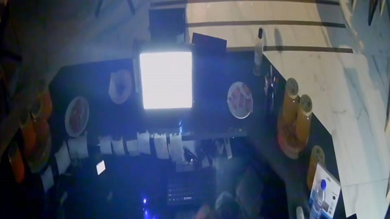 İnegöl'de kebapçıda tekrarlanan hırsızlık: İşyeri sahibi sopayla kovaladı, anlar kamerada