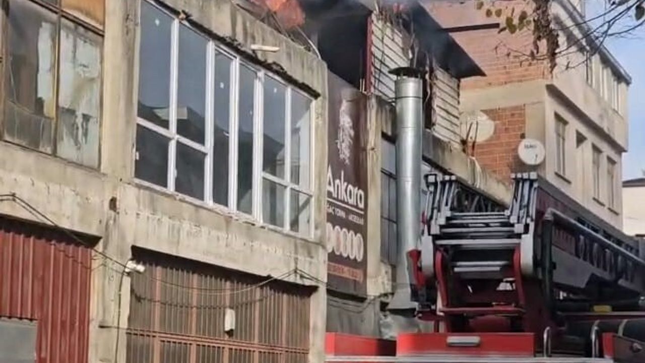 İnegöl’de mobilya imalathanesinin çatısında yangın — itfaiye ekipleri 1 saatte müdahale etti