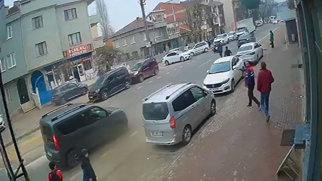 İnegöl'de motosiklet devrildi: 1 yaralı, kaza anı güvenlik kamerasında