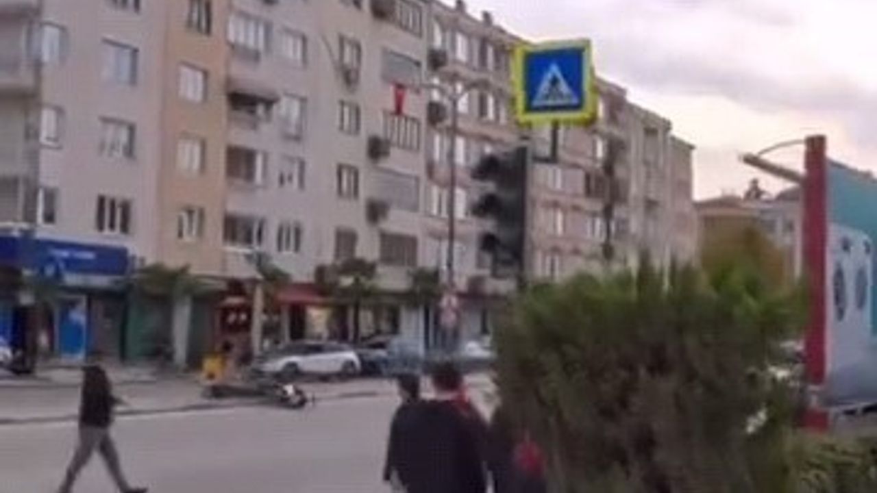 İnegöl'de motosikletin kontrolden çıkıp devrildiği kaza kask kamerasına yansıdı