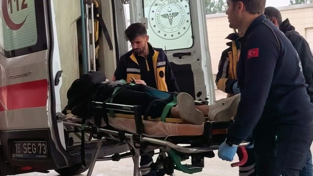 İnegöl'de otomobille çarpışan motosiklet sürücüsü yaralandı