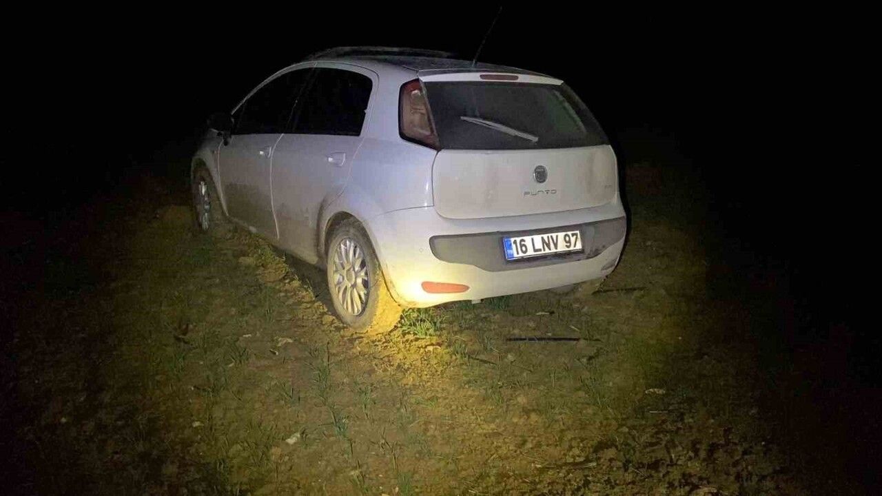 İnegöl'de polisin 'dur' ihtarına uymayan sürücü 30 kilometrelik kovalamacada çamura saplandı, ormana kaçtı