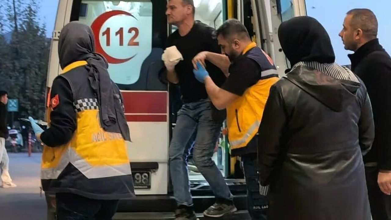 İnegöl'de Traktör Hidrolik Sistemine Sıkışan Çiftçi Yaralandı