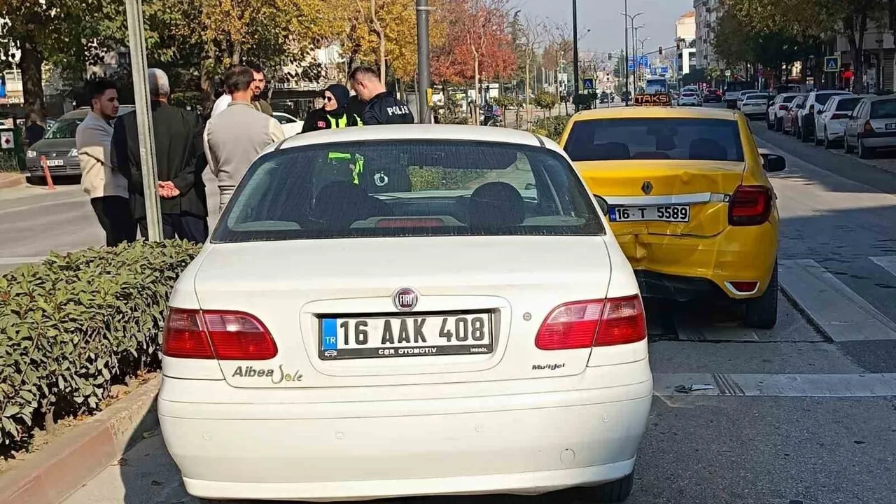 İnegöl'de yaya geçidinde kaza: Taksiye arkadan çarpan otomobil anne ve bebeğe çarptı