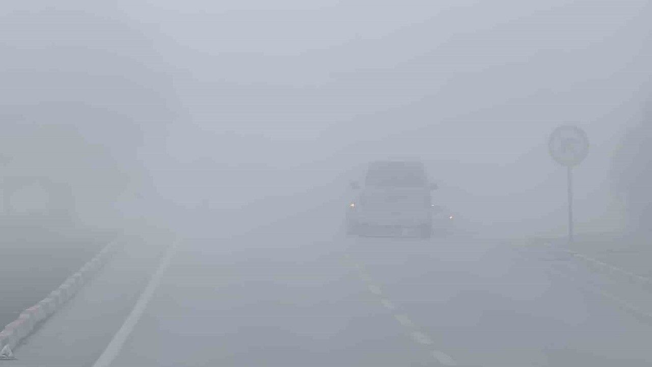 İnegöl'de yoğun sis görüş mesafesini 10 metreye düşürdü, trafikte aksamalara yol açtı