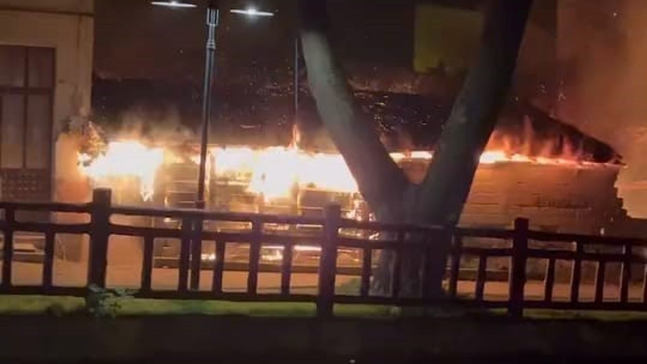 İnegöl Yeniceköy'de Tek Katlı Ev Yandı; İtfaiye Müdahalesiyle Çevreye Sıçramadan Söndürüldü