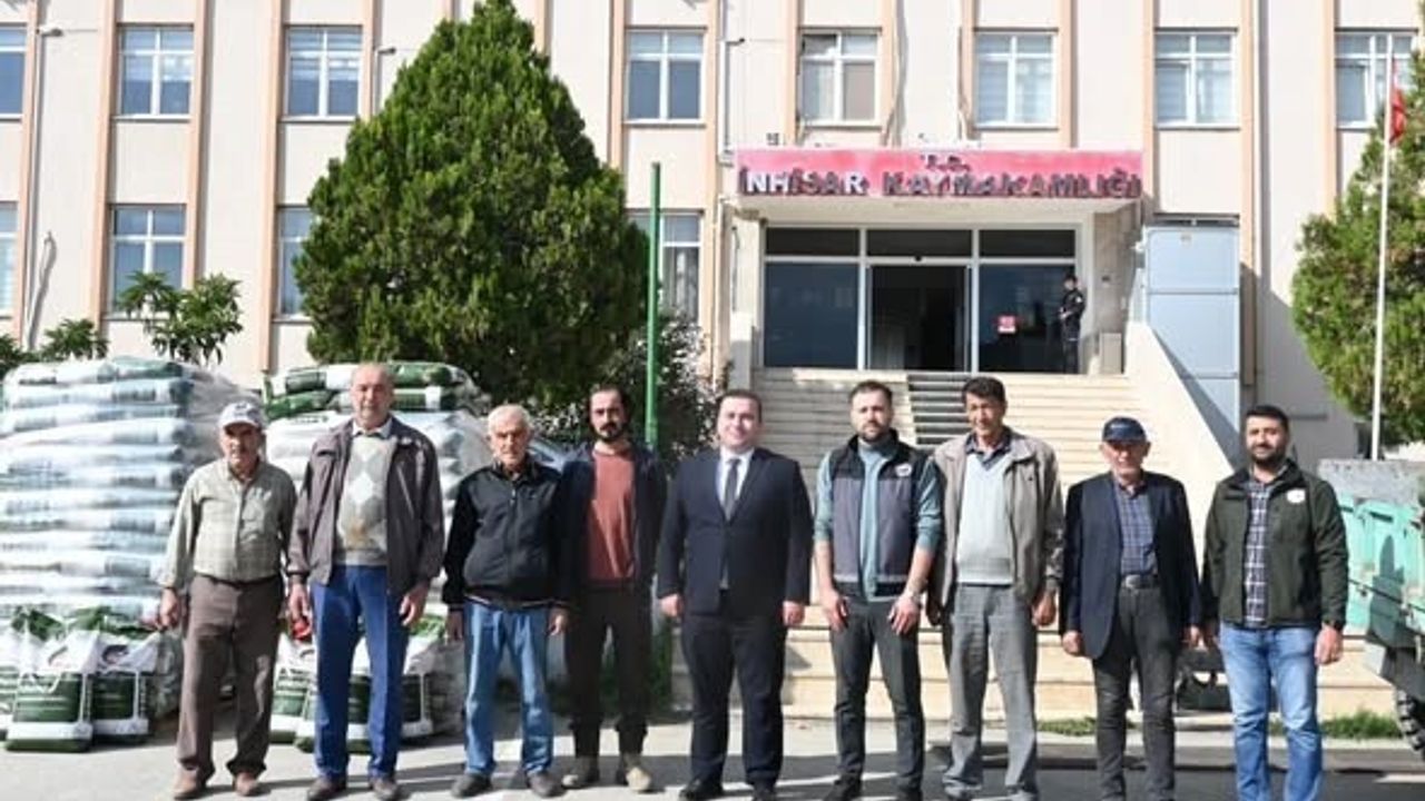 İnhisar'da çiftçilere sertifikalı tohum desteği: Kaymakam Mücahit Ünal yerinde inceledi