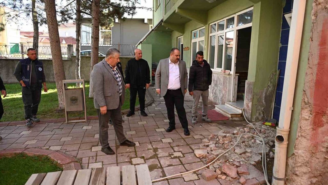 İnönü Belediyesi, İsmetpaşa Camii çevresinde kaldırım ve peyzaj düzenlemesine başladı