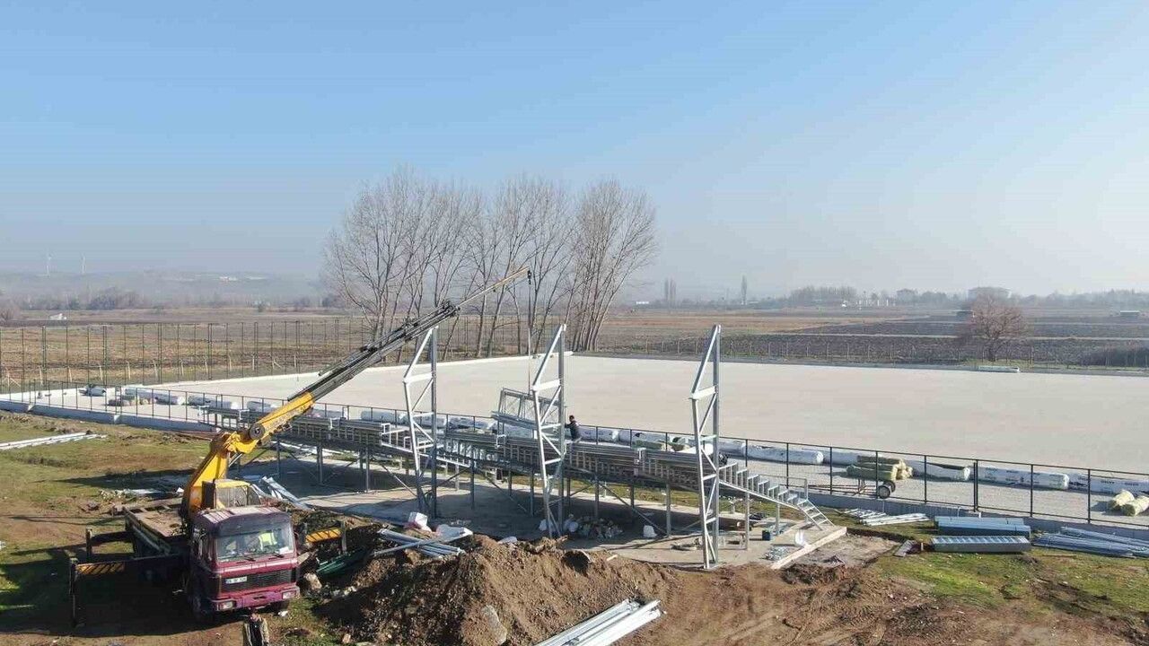 İnönü Spor Kompleksine çelik tribünler yerleştiriliyor
