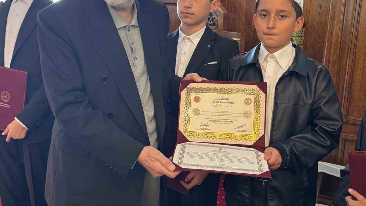 İpekyolu'nda 8 öğrenci hafızlık belgelerini aldı