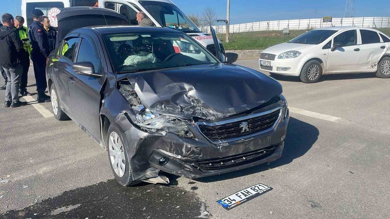 İpsala Esetçe Kavşağı’nda iki otomobil çarpıştı: 8 kişi yaralandı