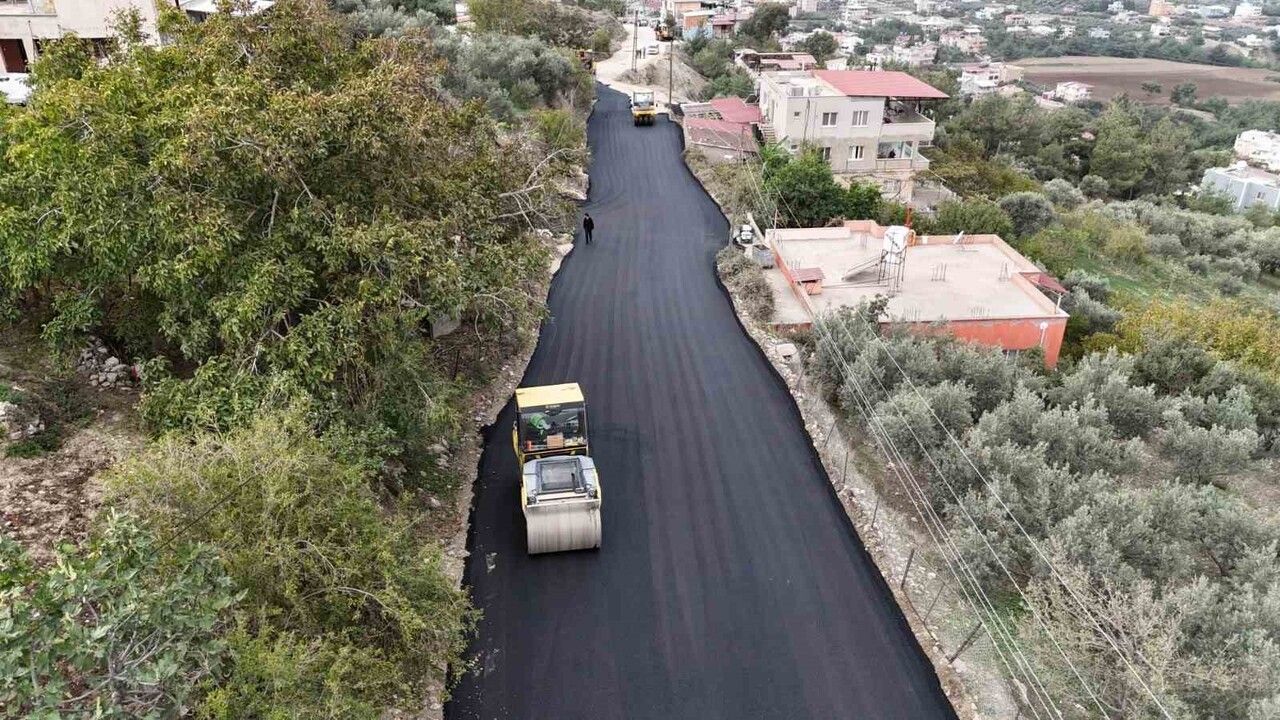 İskenderun Cırtıman Mahallesi'nde 15 yıllık parke yol sıcak asfalta dönüştürüldü
