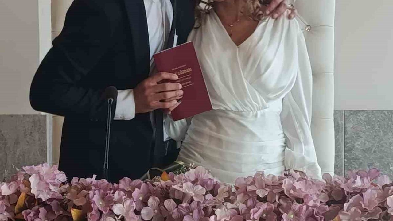 İskenderun'da depremzede çift, konteyner kentte komşularının düzenlediği düğünle evlendi