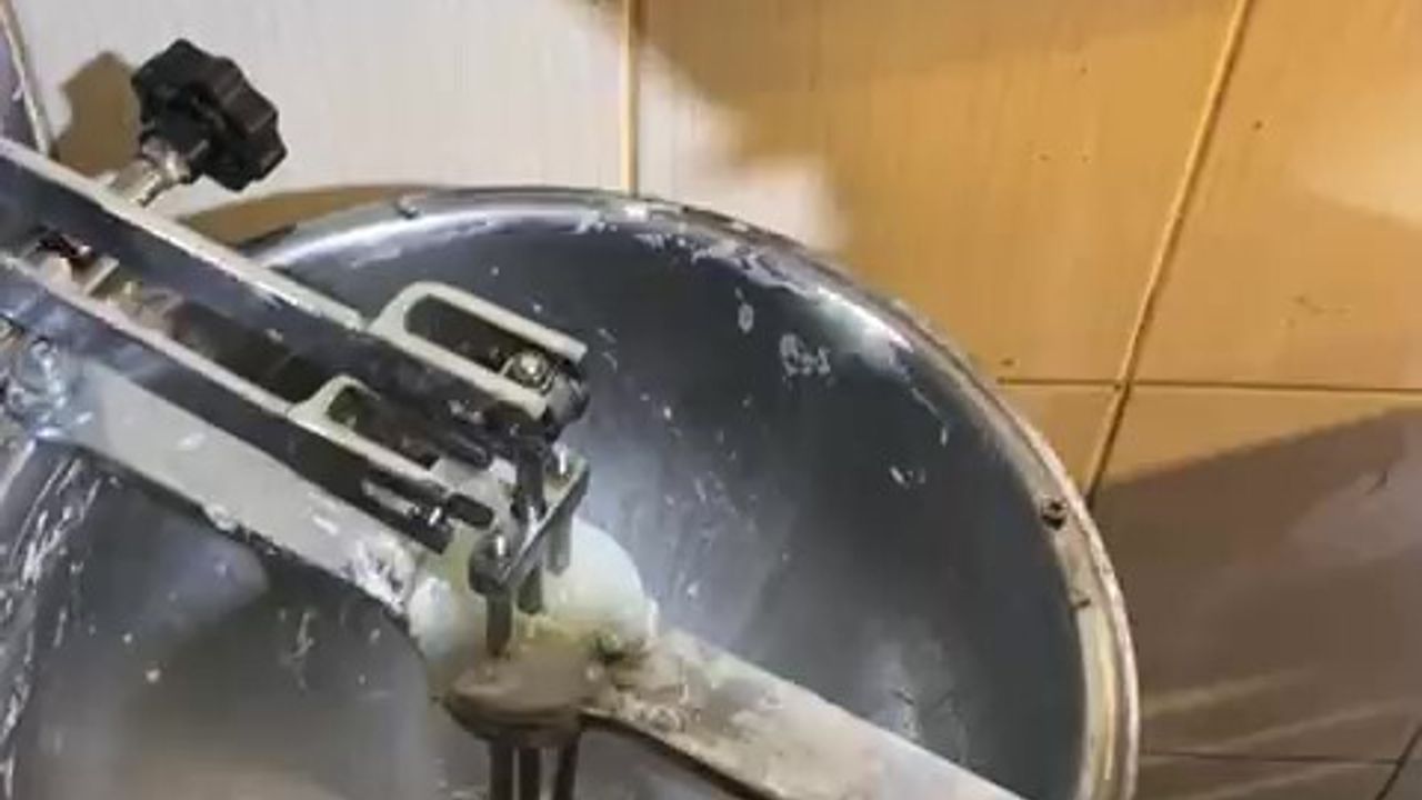 İskenderun'da hamur karıştırma makinesine eli sıkışan çocuk itfaiye ekipleri tarafından kurtarıldı