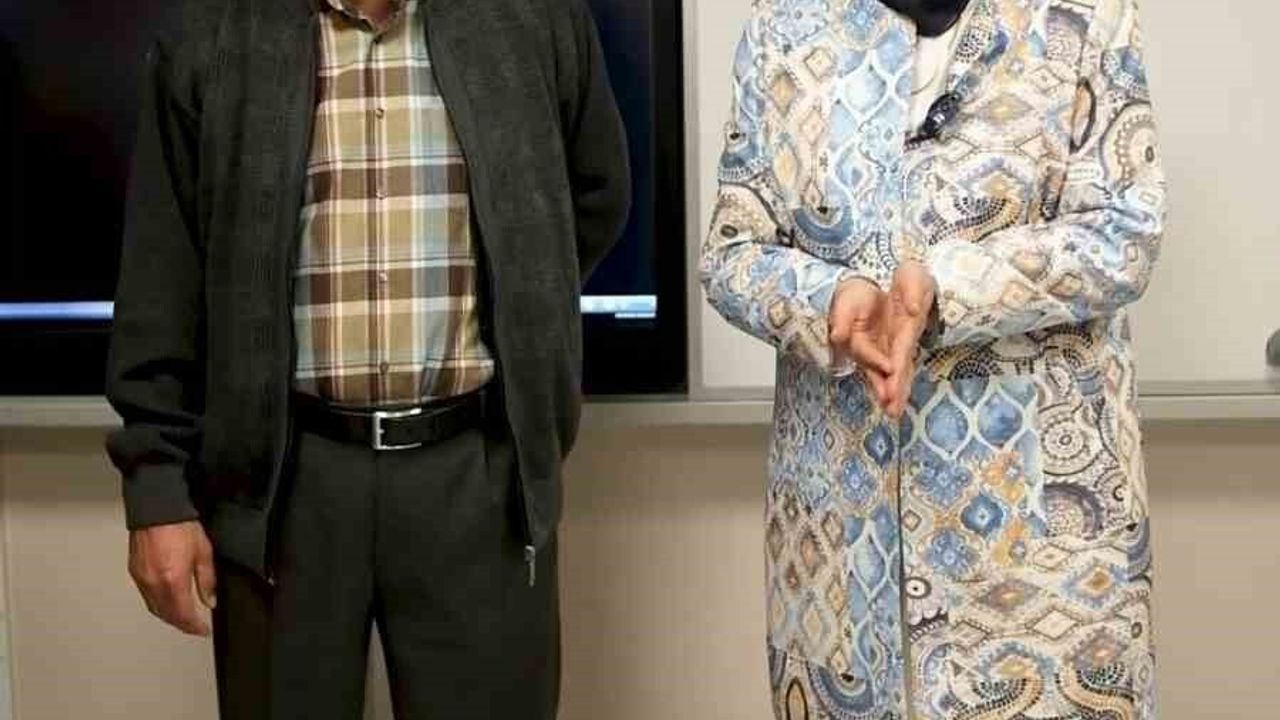 İskenderun'da mezun olduğu okula atanan öğretmen, Öğretmenler Günü'nde eski öğretmenini sınıfta ağırladı