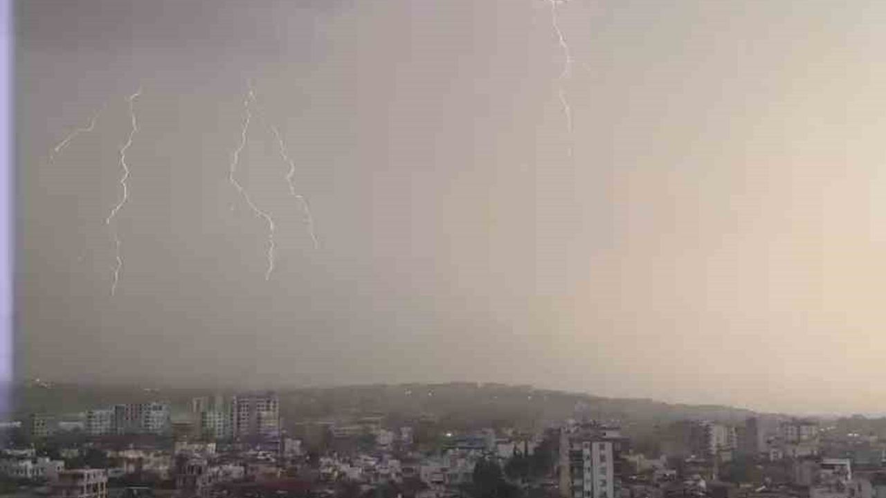 İskenderun'da sağanak sırasında yıldırım cep telefonu kamerasına yansıdı