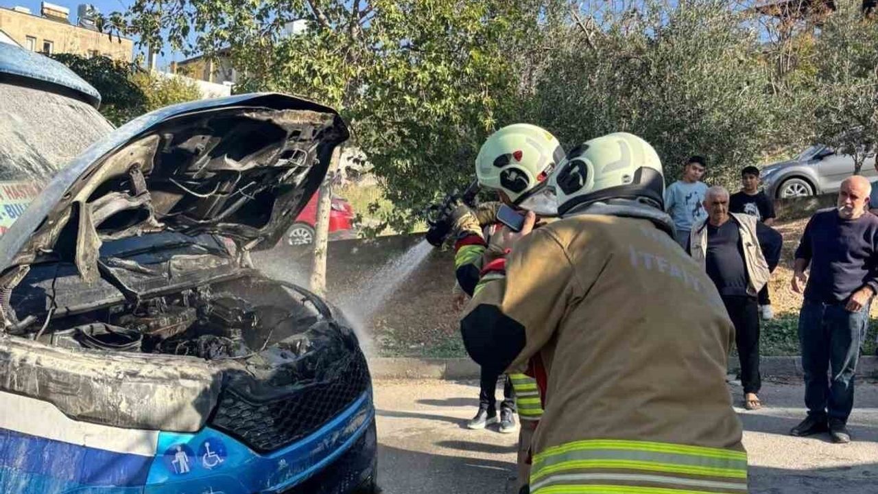 İskenderun'da seyir halindeki minibüsün motorunda yangın: itfaiye müdahale etti