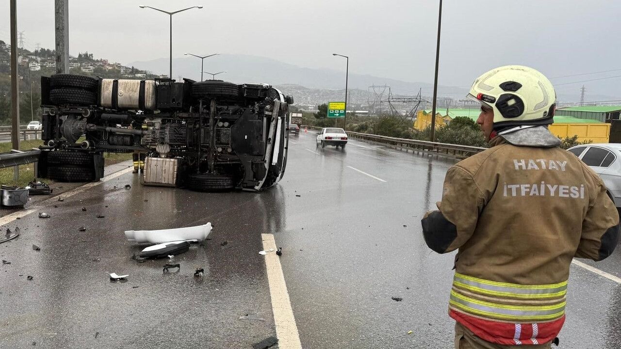 İskenderun'da yağış nedeniyle devrilen tırın sürücüsü yaralandı
