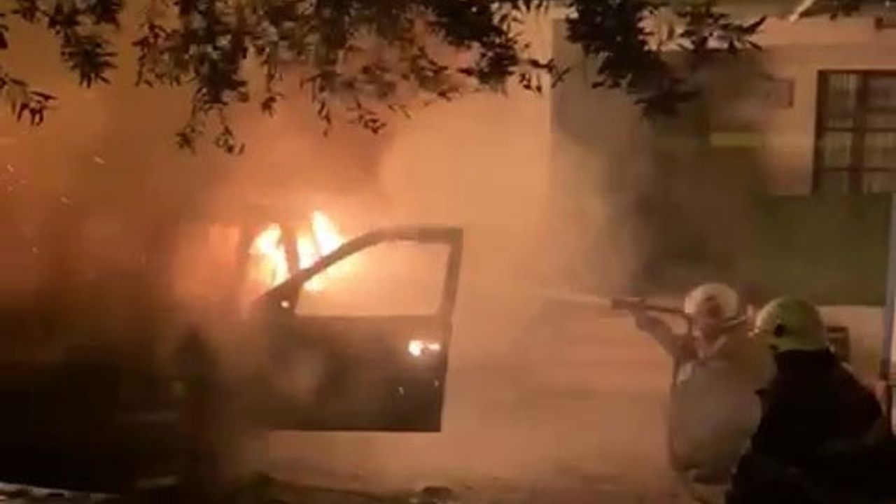 İskenderun Gültepe Mahallesi'nde park halindeki otomobil yanarak kullanılamaz hale geldi