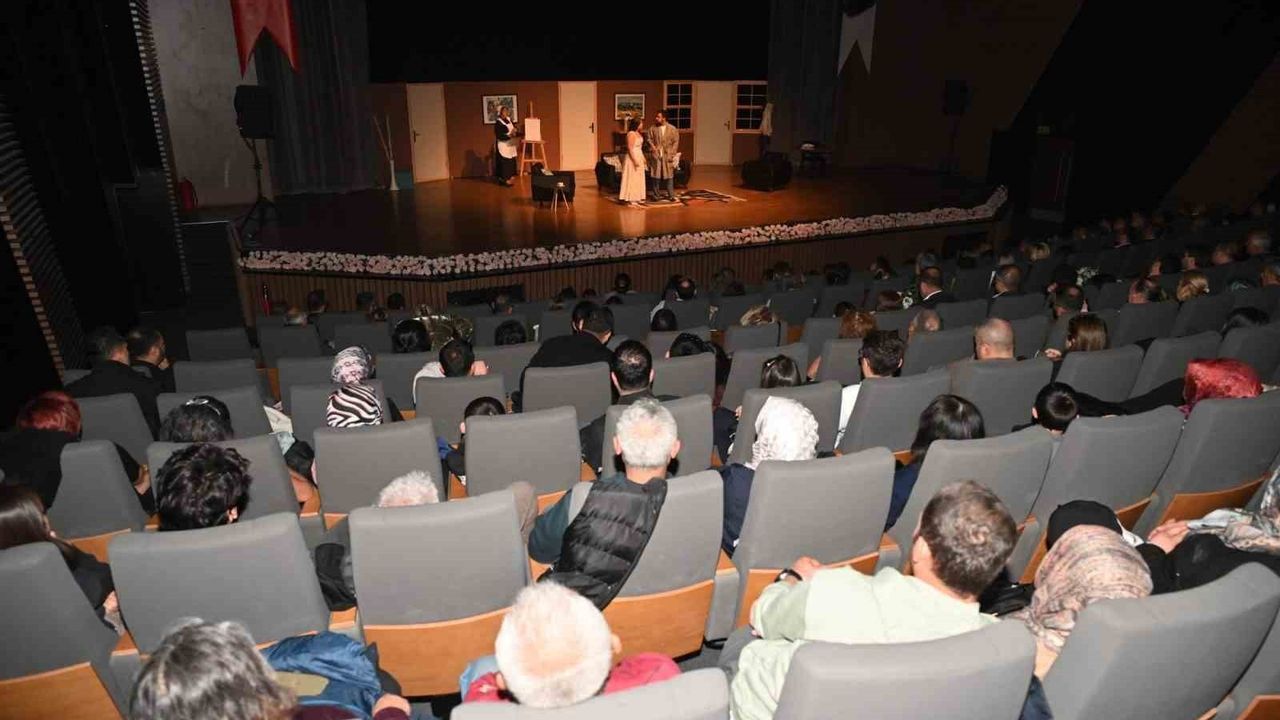 Isparta Belediyesi Şehir Tiyatroları açılışı: 'Eyvah Yine Karıştı' gala gösterimi