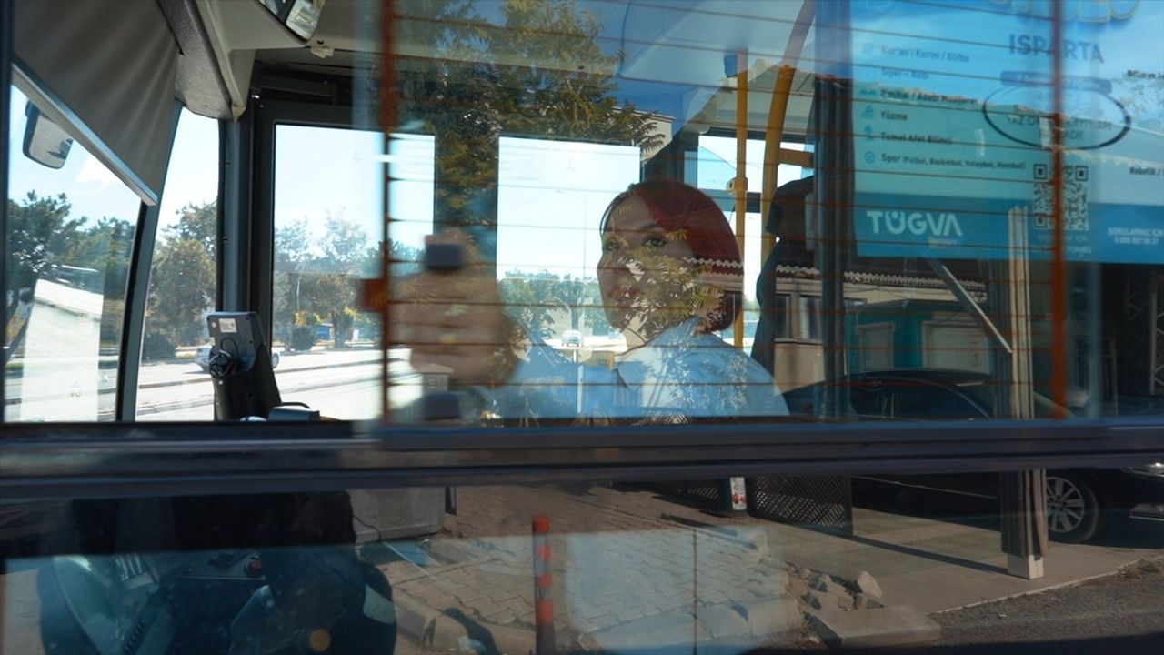 Isparta'da 4 çocuk annesi Sevda Gündüz çocukluk hayalini gerçekleştirip halk otobüsü şoförü oldu