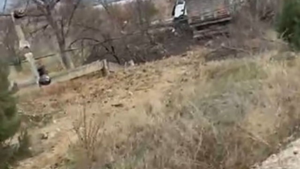 Isparta'da Kontrolden Çıkan Tır Bariyerlere ve Elektrik Direğine Çarptı: 1 Yaralı