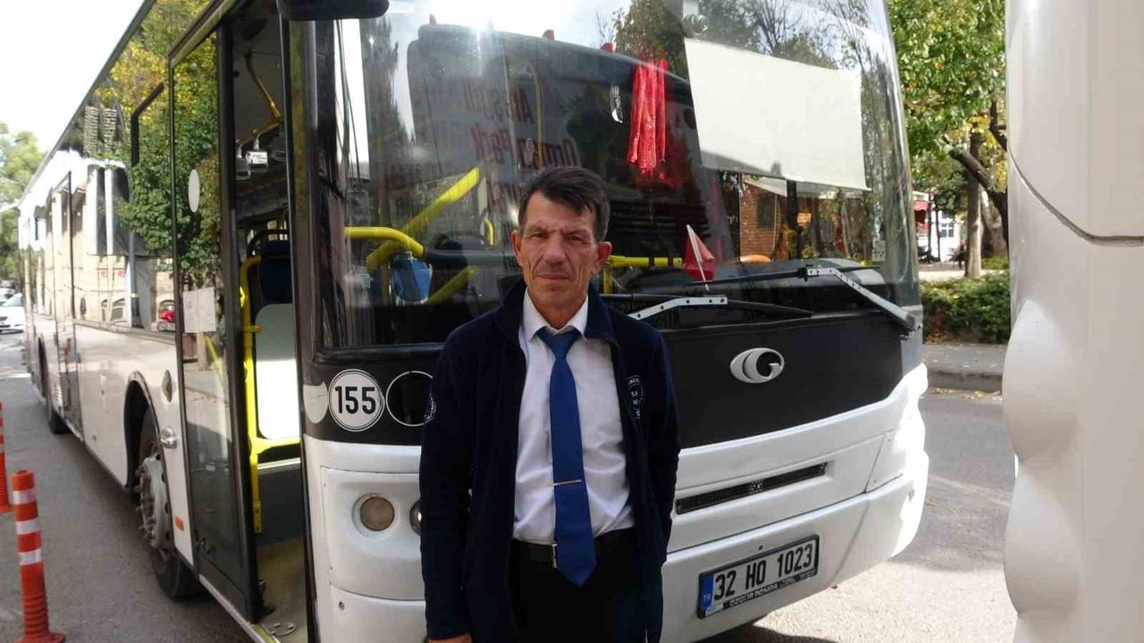 Isparta'da otobüs şoförü, yaralı köpeği kurtarmak için seferi durdurdu